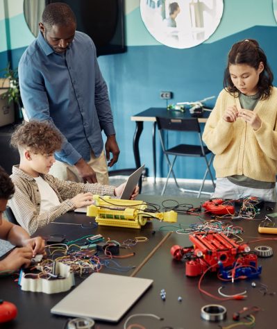 group-of-kids-in-engineering-class-2022-08-31-22-50-18-utc
